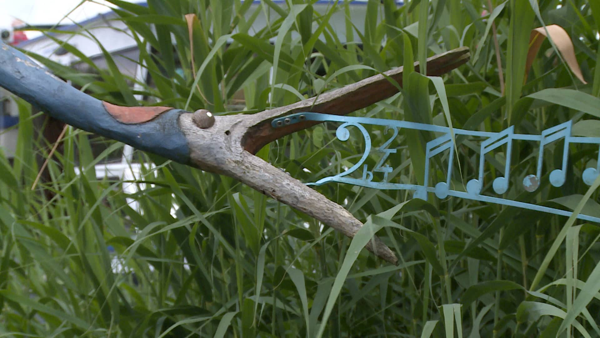 Vogel-Skulptur als Detail aus der Skulpturengruppe Nixen von Tony Torrilhon